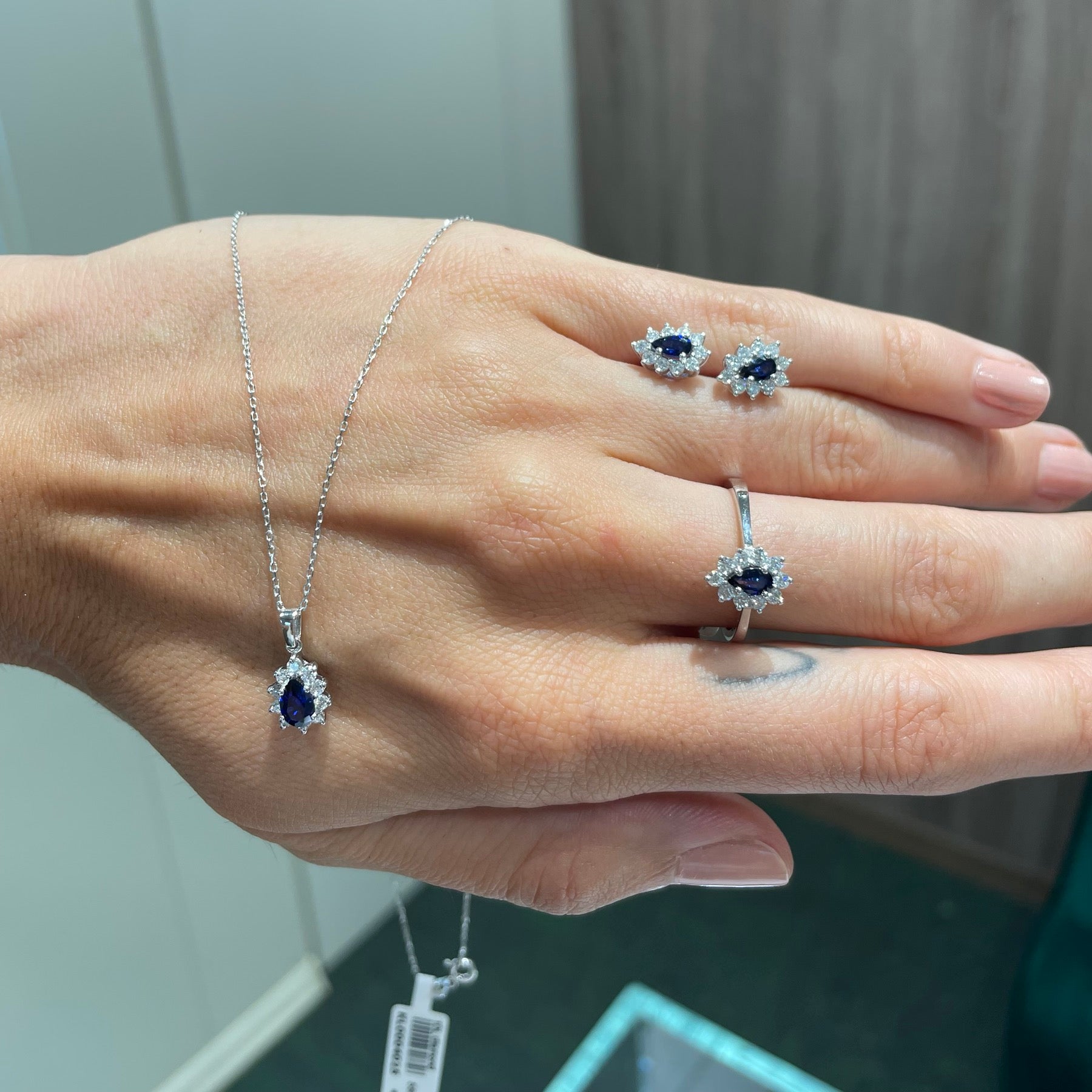 Диамантени обеци със сапфири от бяло злато 1.00 карат